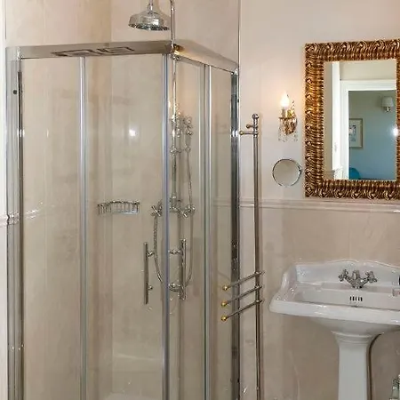 Sleeps 10 Pool Air Con Wifi Baveno